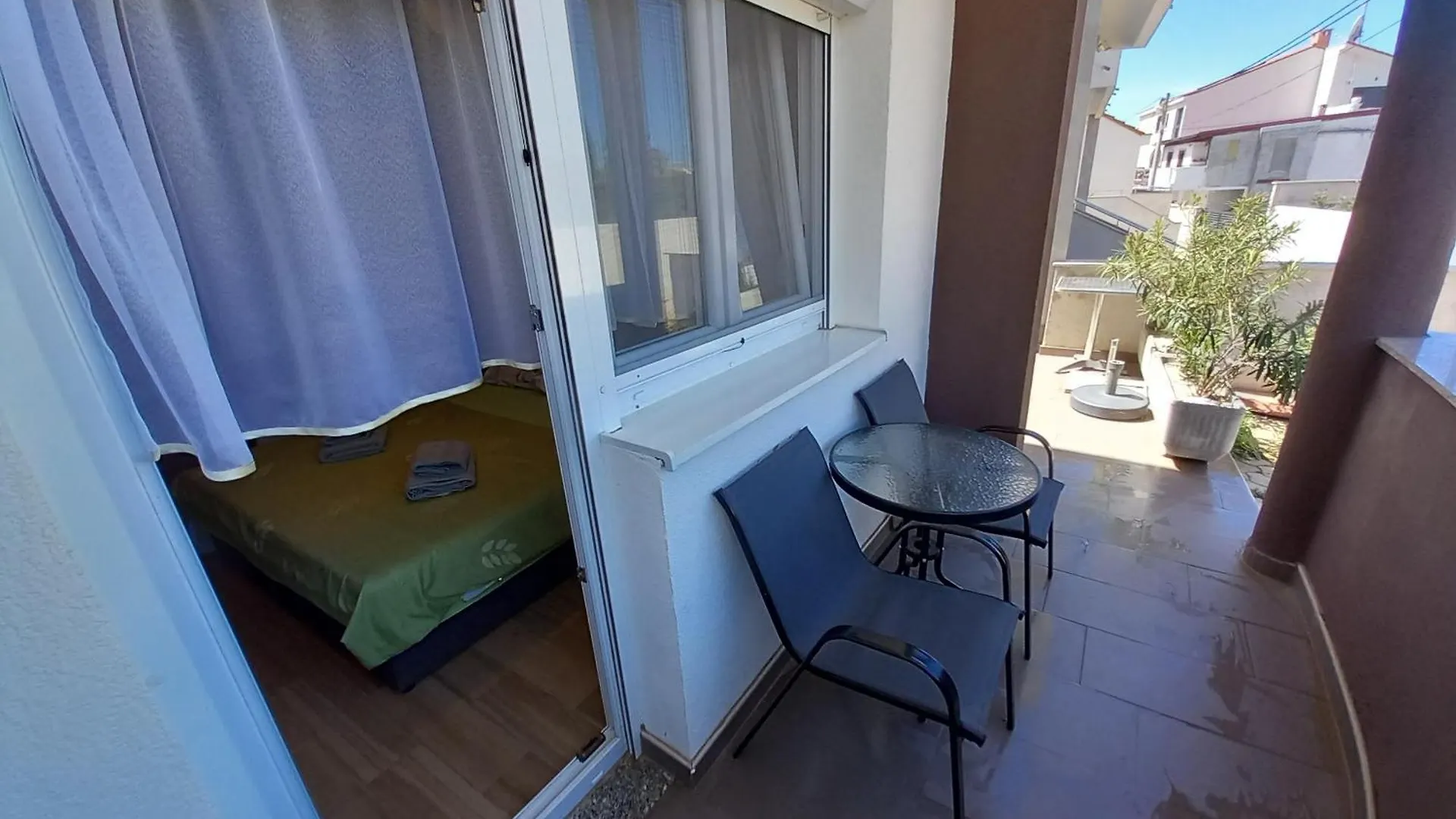 Apartment Jelena - Cozy Two Bedroom Apartment Only 70M From The Beach, Diklo - 자다르
